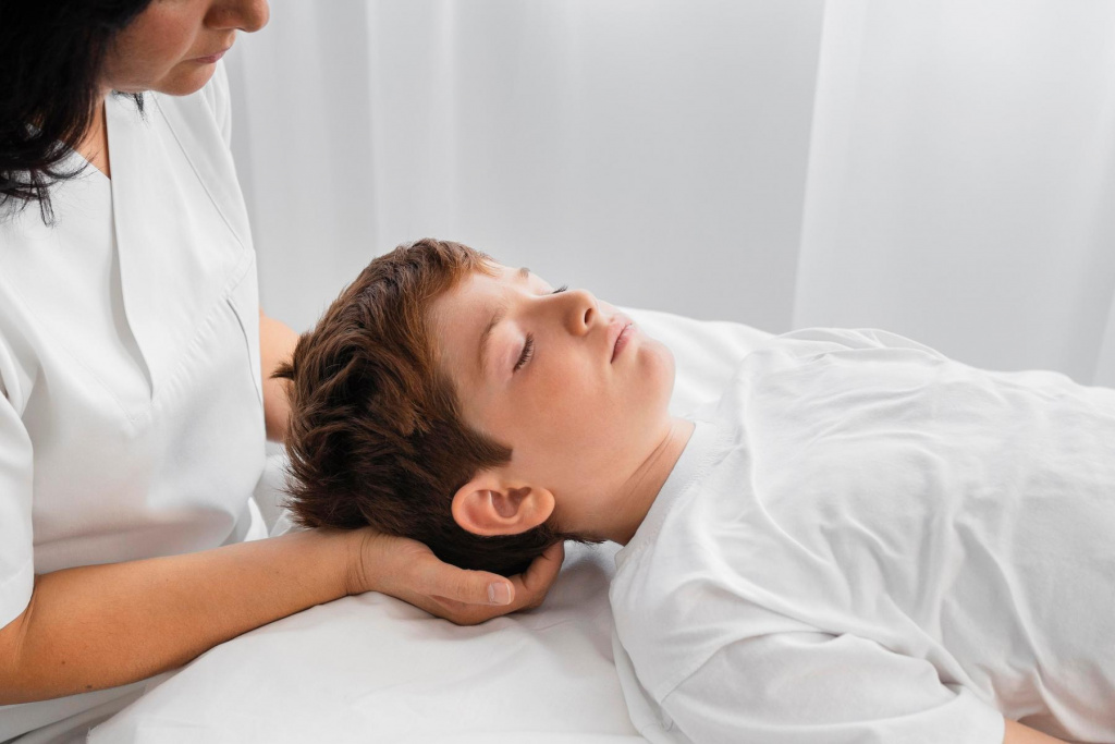 osteopathist-treating-kid-hospital (1).jpg osteopathist-treating-kid-hospital (1).jpg