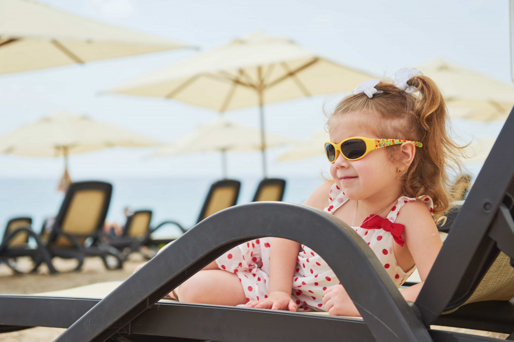 little-happy-girl-sunbeds-by-sea (1).jpg little-happy-girl-sunbeds-by-sea (1).jpg