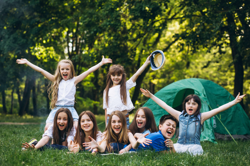group-girls-camping-forest (2).jpg group-girls-camping-forest (2).jpg