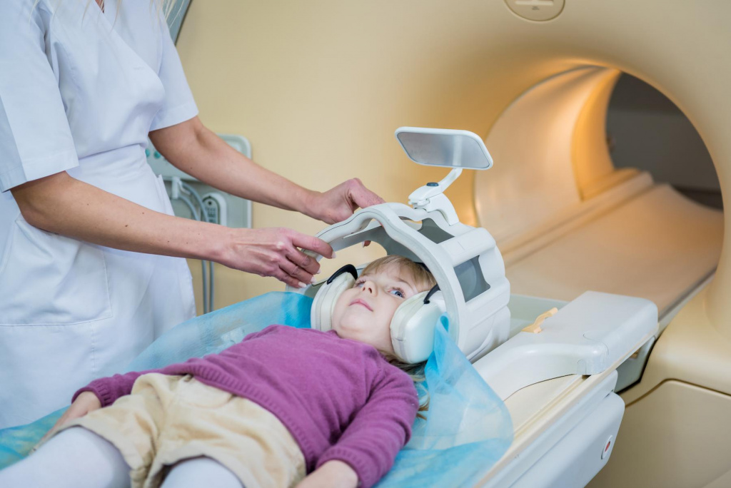 radiologist-prepares-little-girl-mri-brain-examination (1).jpg radiologist-prepares-little-girl-mri-brain-examination (1).jpg