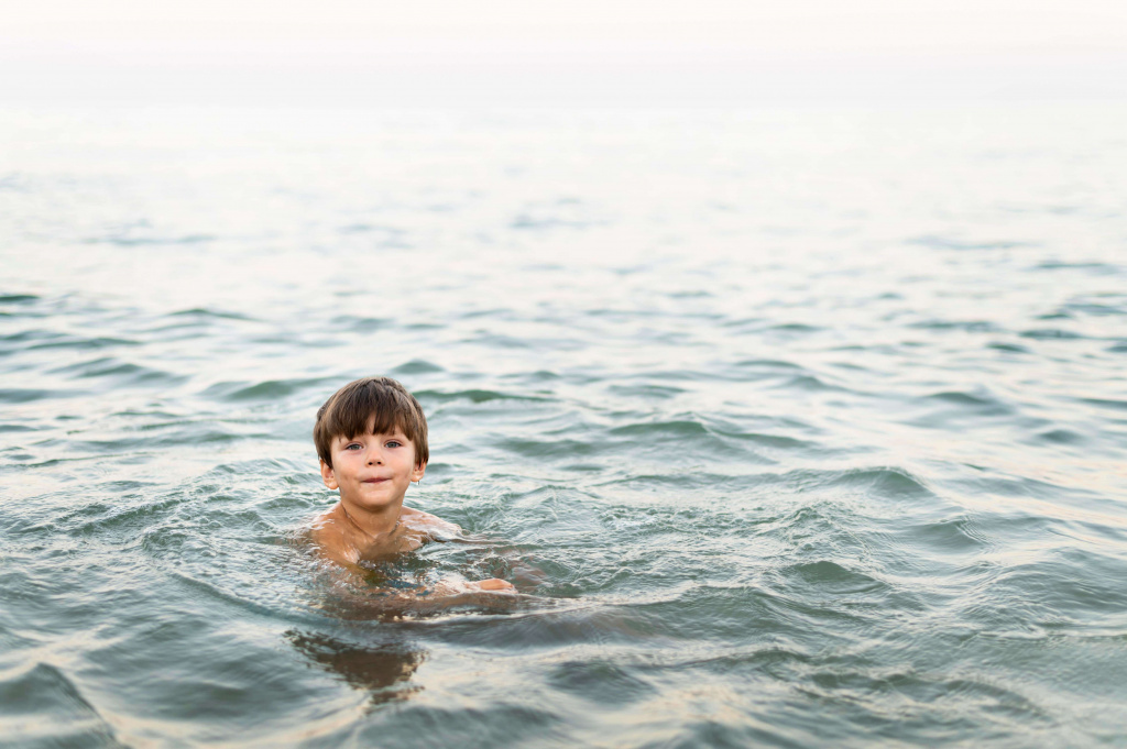 little-kid-posing-sea (1).jpg little-kid-posing-sea (1).jpg