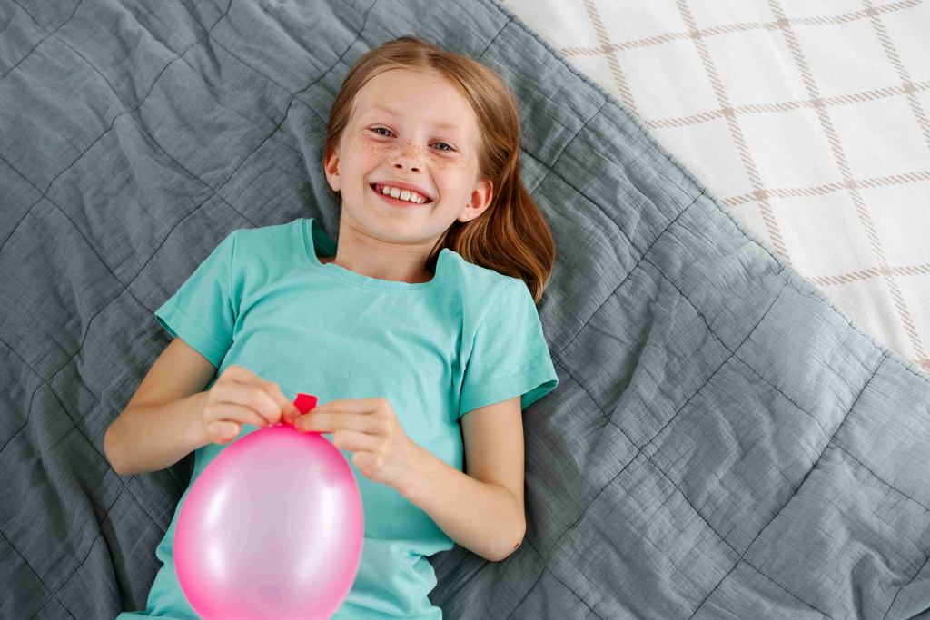 young-girl-playing-with-balloon (1).jpg young-girl-playing-with-balloon (1).jpg