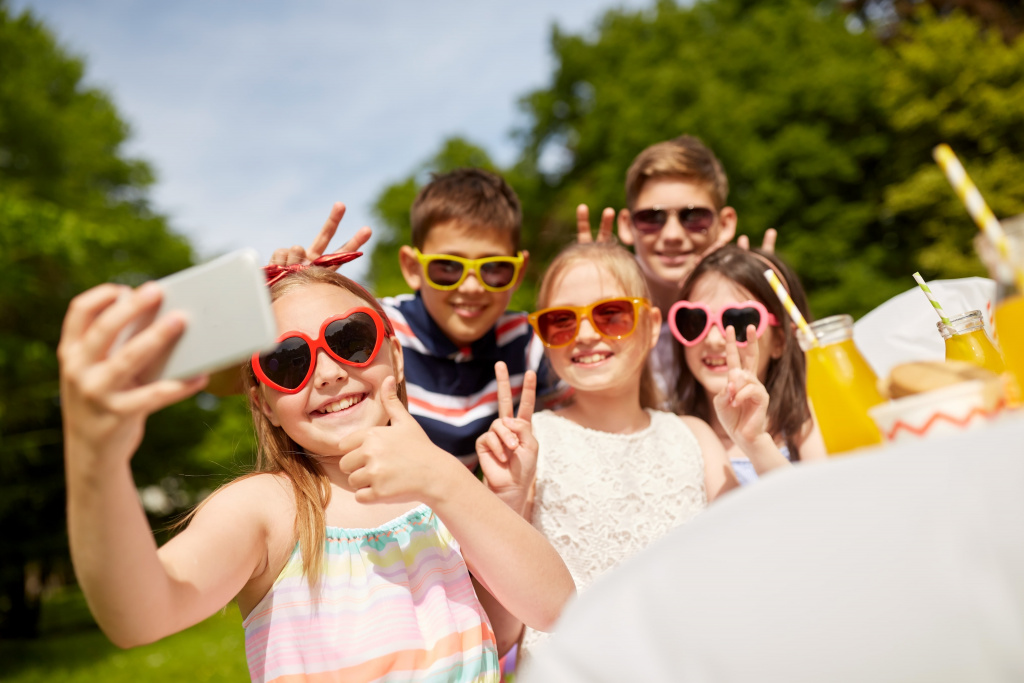 happy-kids-taking-selfie-birthday-party (1).jpg happy-kids-taking-selfie-birthday-party (1).jpg