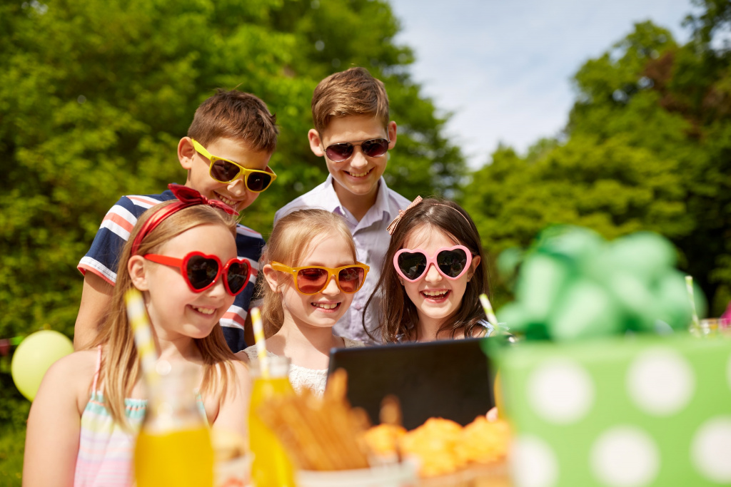 happy-kids-with-tablet-pc-birthday-party (1).jpg happy-kids-with-tablet-pc-birthday-party (1).jpg